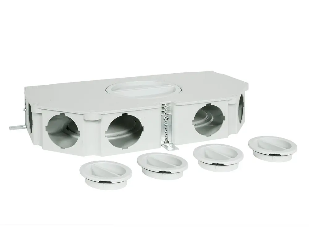 Flacher Verteiler von Fränkische mit mehreren Anschlussöffnungen. Enthält mehrere Abdeckungen, geeignet für die Verteilung von Luft oder anderen Medien.
